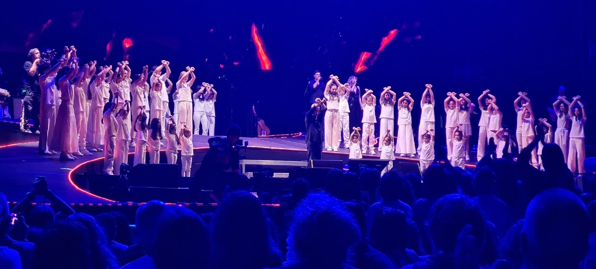 VocinVolo, i 20 anni del coro di Udine festeggiati sul palco con Eros Ramazzotti