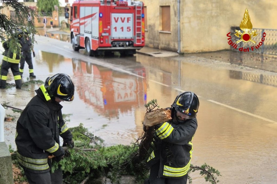 Vigili del fuoco al lavoro per il maltempo in Friuli