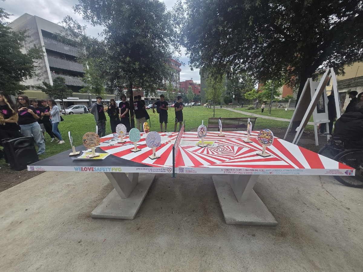 Udine, nuovo tavolo da ping pong al parco Martiri delle Foibe firmato dagli studenti