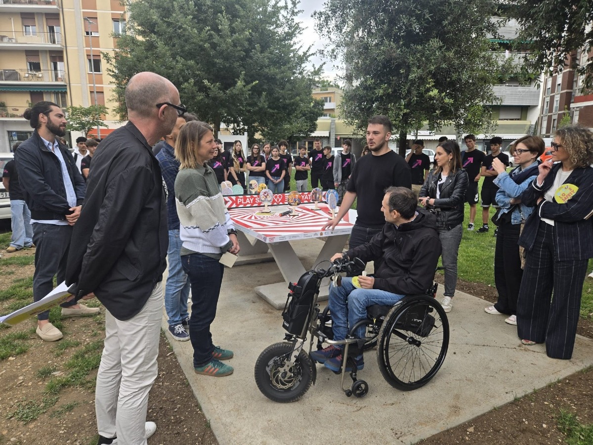 Udine, nuovo tavolo da ping pong al parco Martiri delle Foibe firmato dagli studenti