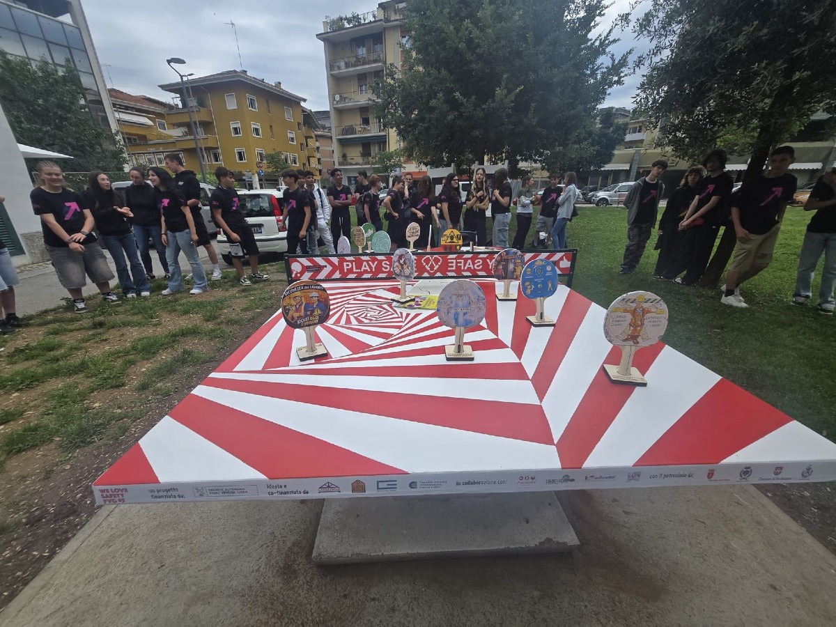 Udine, nuovo tavolo da ping pong al parco Martiri delle Foibe firmato dagli studenti