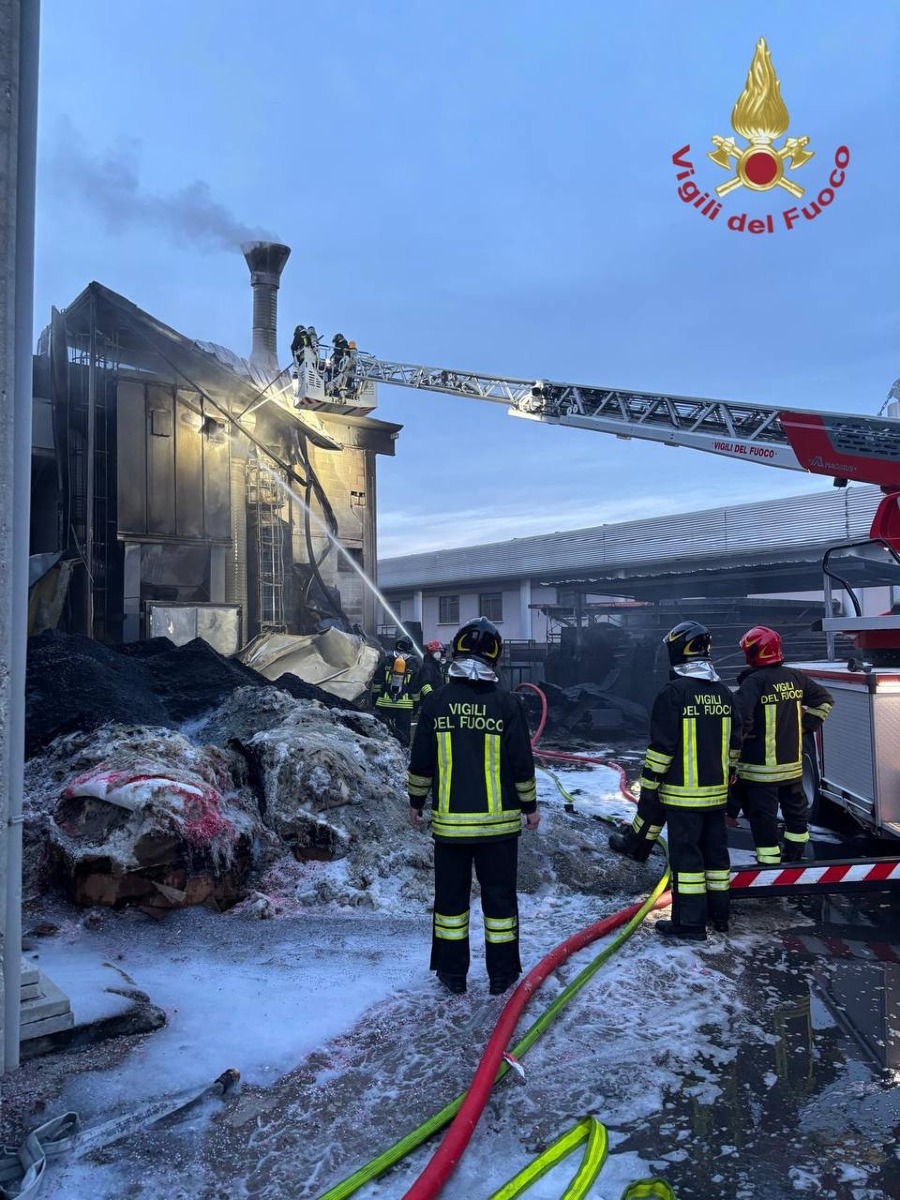GRANTORTO (PD), INCENDIO DI MATERIALE PLASTICO ALL’ESTERNO DI UN’AZIENDA: DUE OPERAI FERITI
