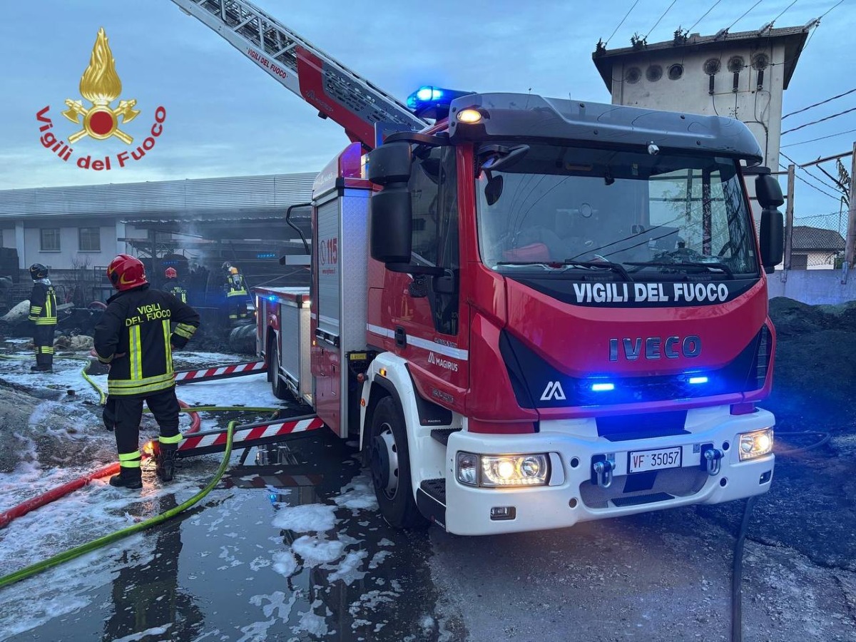 GRANTORTO (PD), INCENDIO DI MATERIALE PLASTICO ALL’ESTERNO DI UN’AZIENDA: DUE OPERAI FERITI