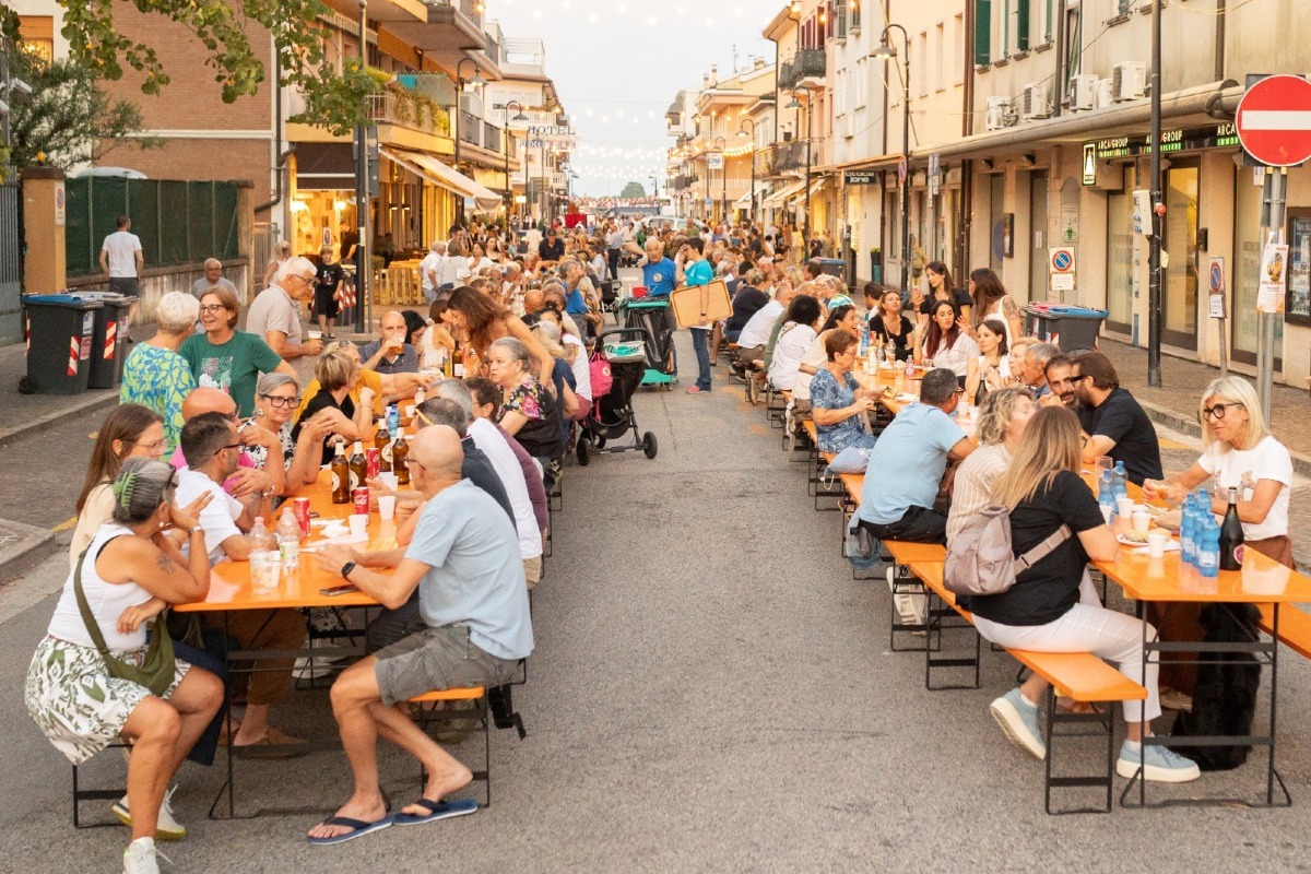 Jesolo, Cena delle Contrade il 18 giugno nel centro storico: tavolata dalle 19 tra