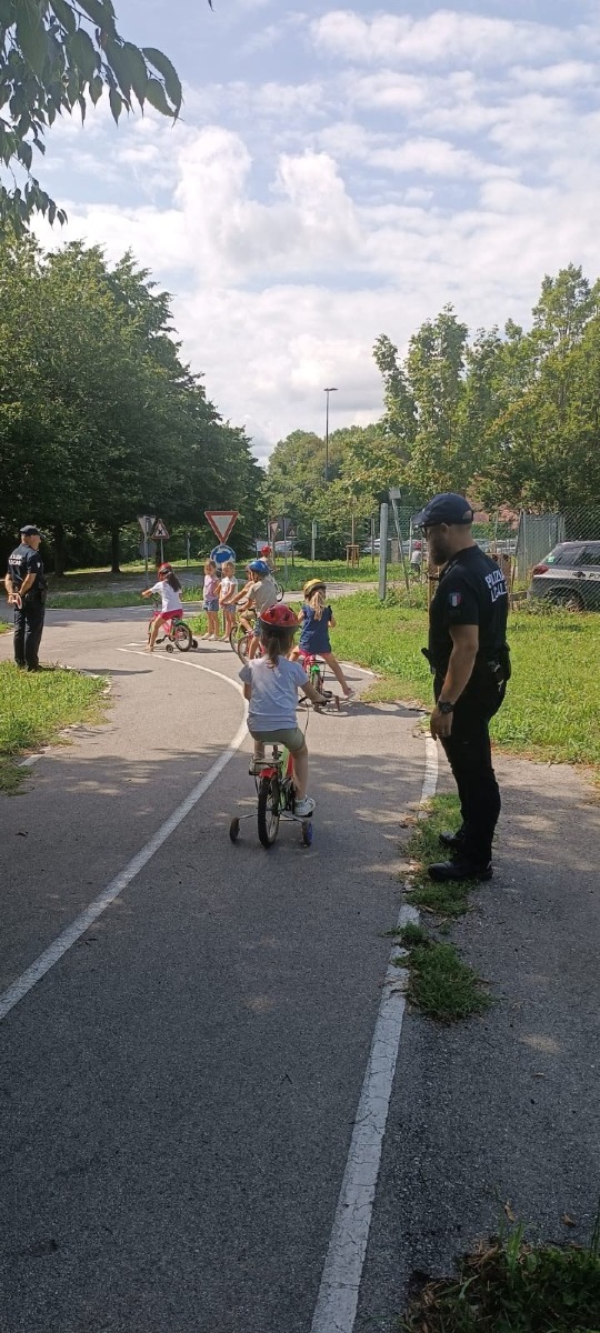 Bambini di Farra di Soligo al campo scuola di Treviso per imparare la strada