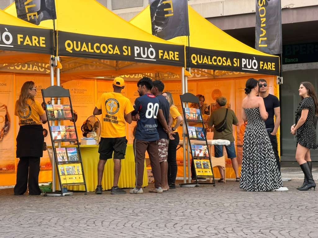 Padova, oltre 180 iscrizioni ai corsi gratuiti nella Tenda Gialla di Scientology
