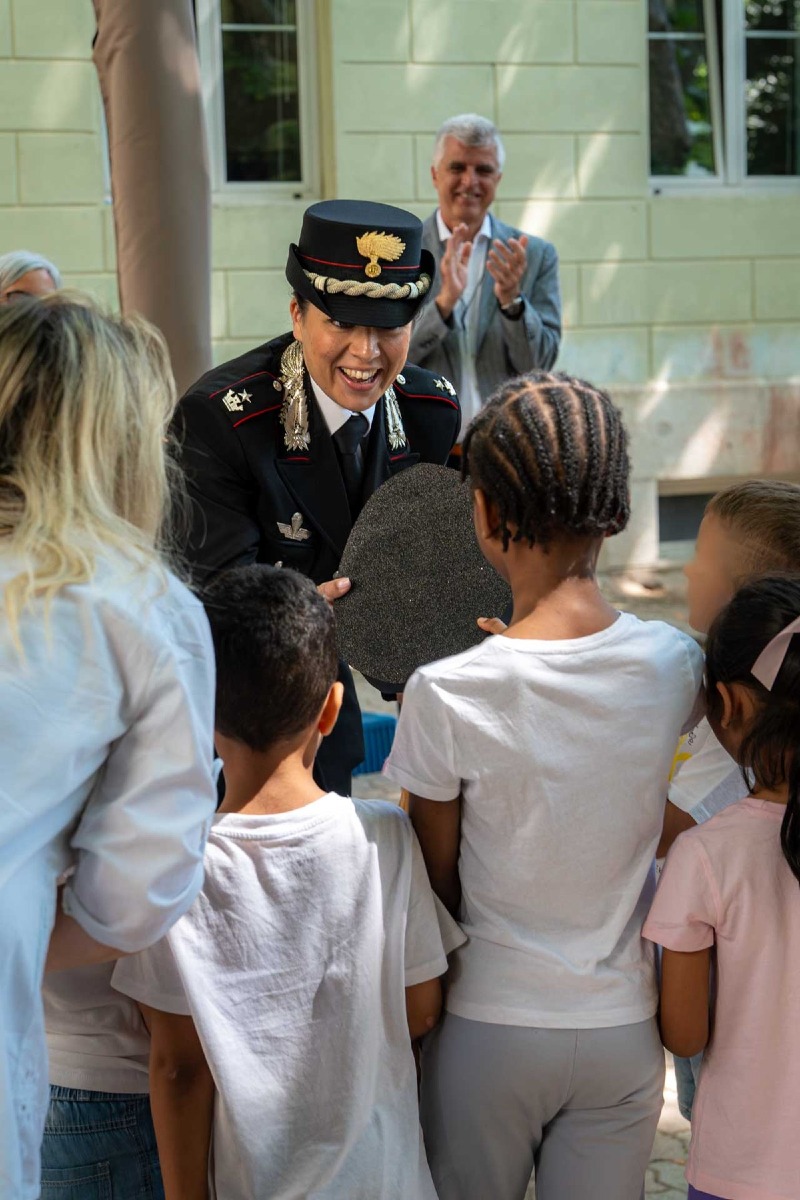 Disegni e abbracci ai Carabinieri alla Scuola del Sole di Trieste