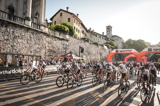 Sportful Dolomiti Race 2026: 3.300 ciclisti e strade chiuse tra Feltre e i passi