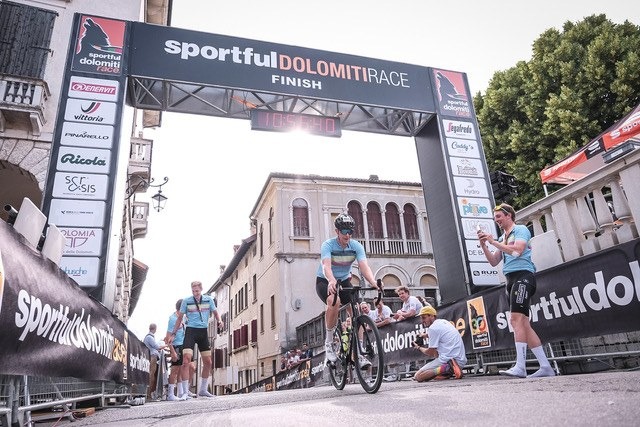 Sportful Dolomiti Race 2026: 3.300 ciclisti e strade chiuse tra Feltre e i passi