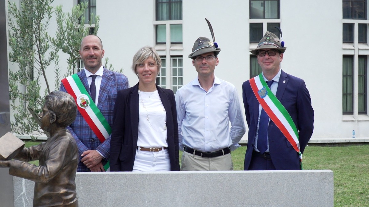 Gemona ricorda i 15mila alpini del terremoto 1976: inaugurato il monumento ai volontari