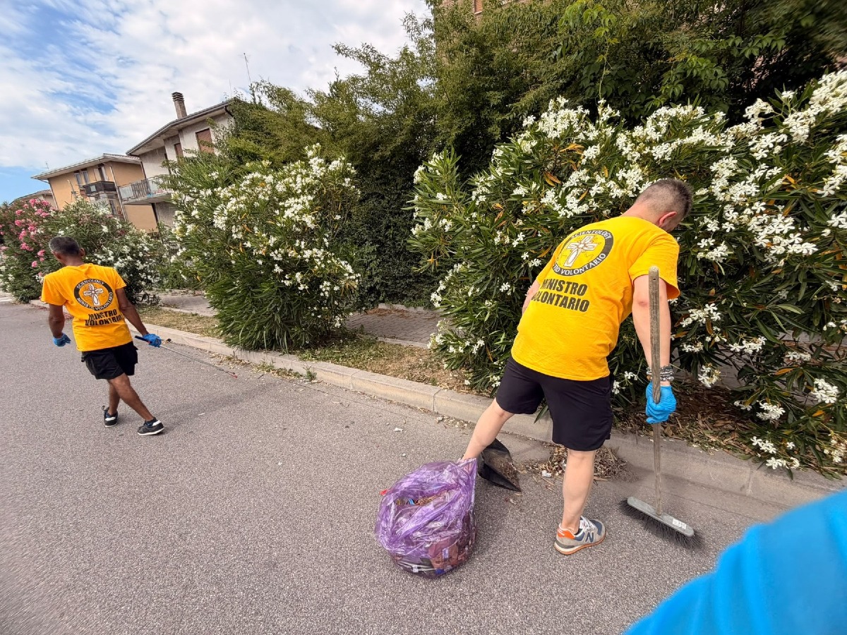 Via Plebiscito ripulita a Padova: oltre 20 sacchi di rifiuti tra parcheggio Aldi e area