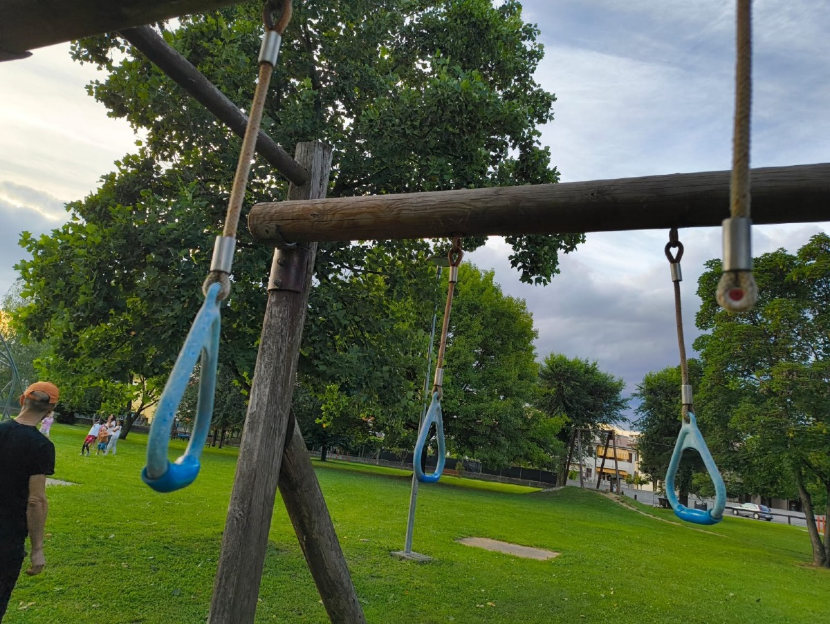 Santa Lucia di Piave, rifiuti e giochi danneggiati in 5 parchi: il Comune chiede