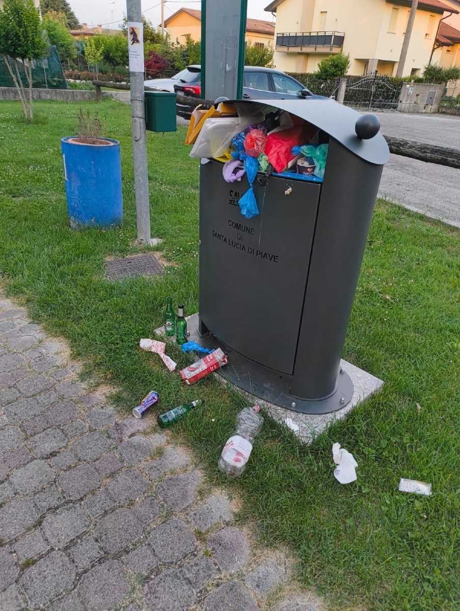 Santa Lucia di Piave, rifiuti e giochi danneggiati in 5 parchi: il Comune chiede