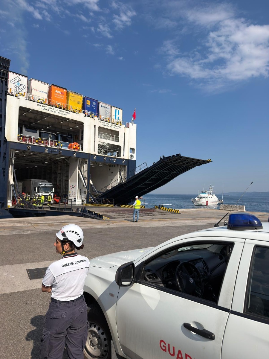Trieste, incendio simulato su una nave cargo in arrivo dalla Turchia: test riuscito in