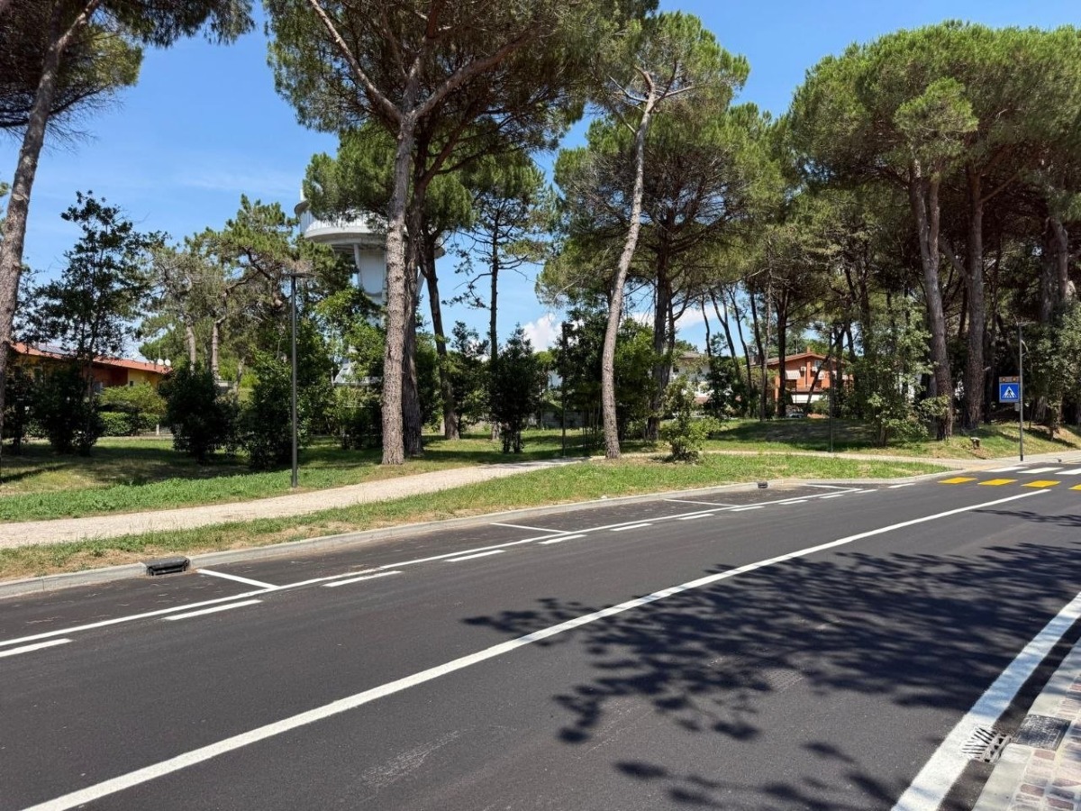 Viale delle Terme completato a Lignano: ciclabile continua e parco di 8 mila mq