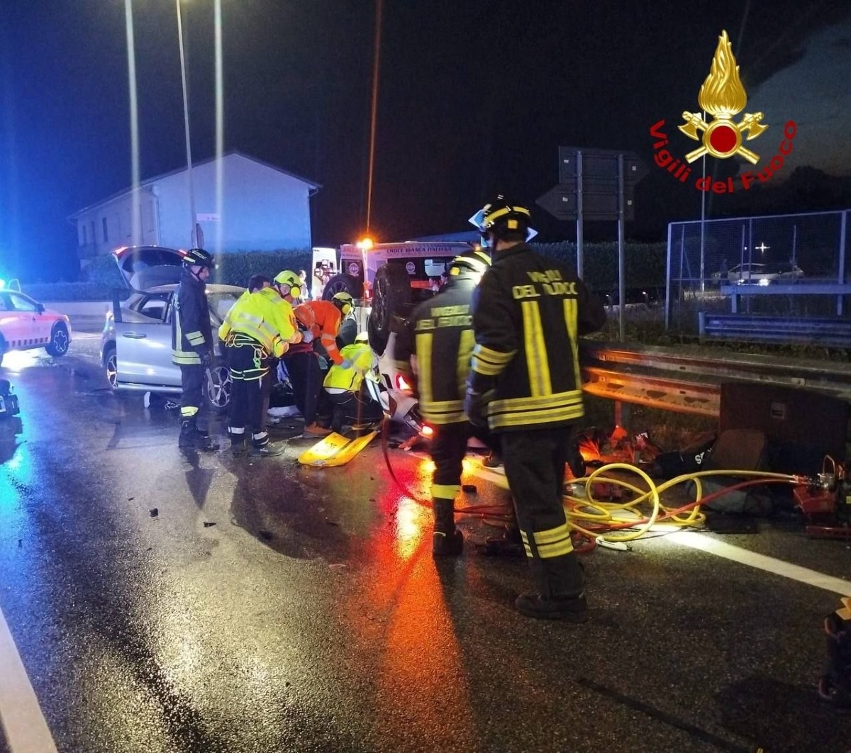 Scontro tra due auto, una si ribalta contro il guardrail: morto un uomo, feriti gravi