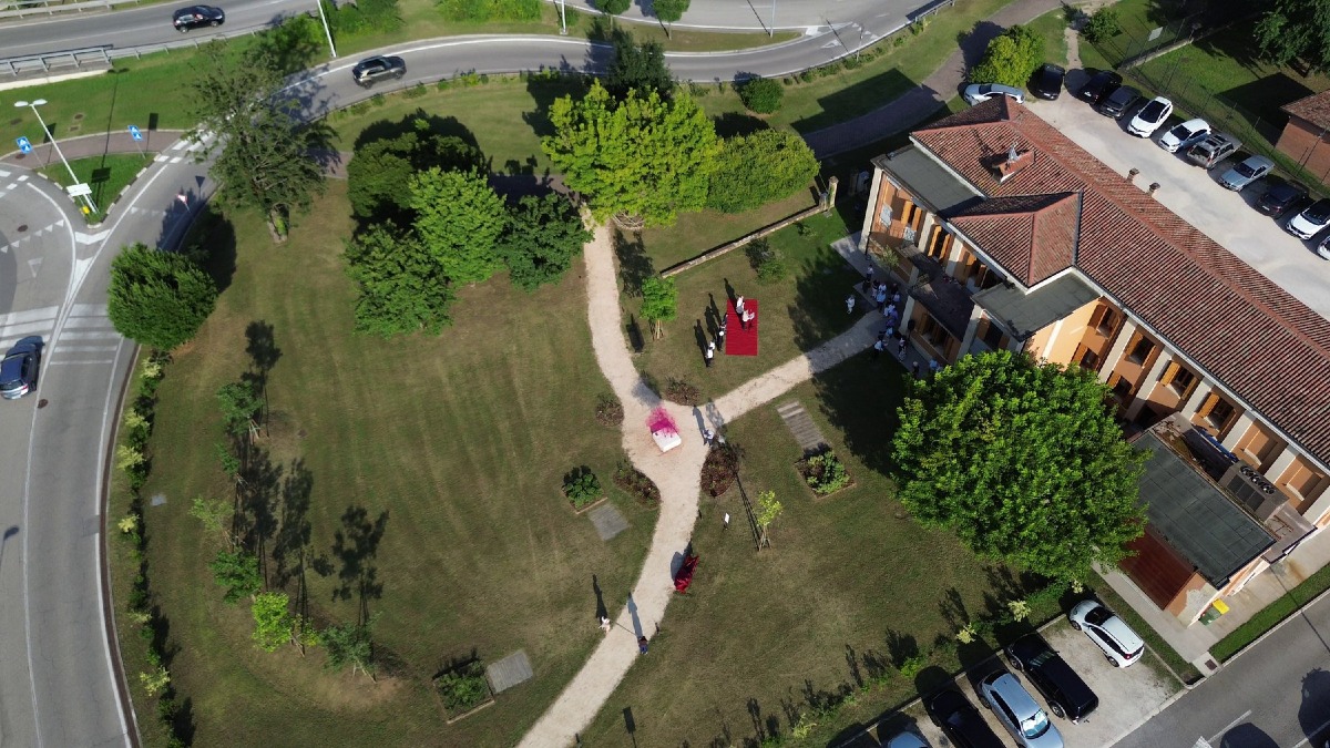 Portogruaro inaugura una nuova panchina rossa nel giardino della Palazzina Liberty