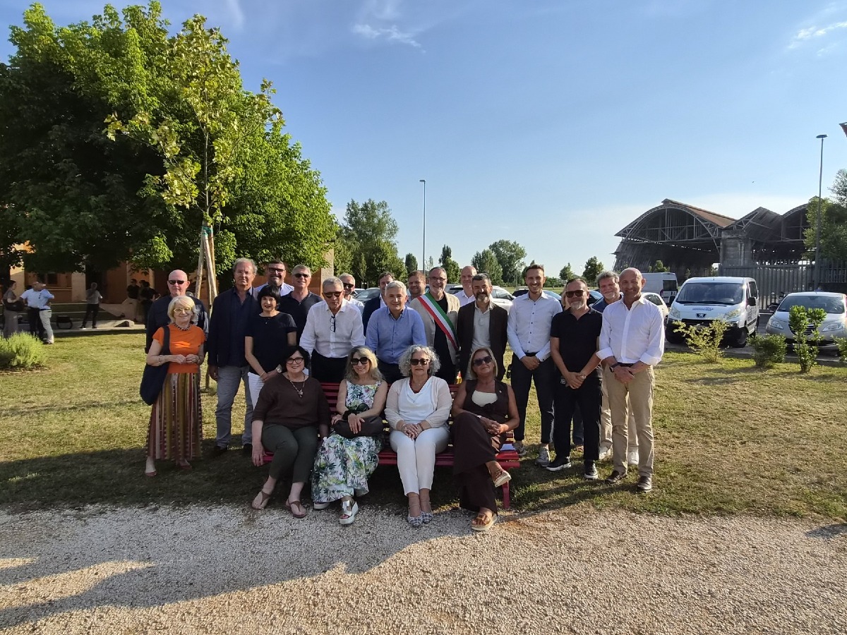 Portogruaro inaugura una nuova panchina rossa nel giardino della Palazzina Liberty