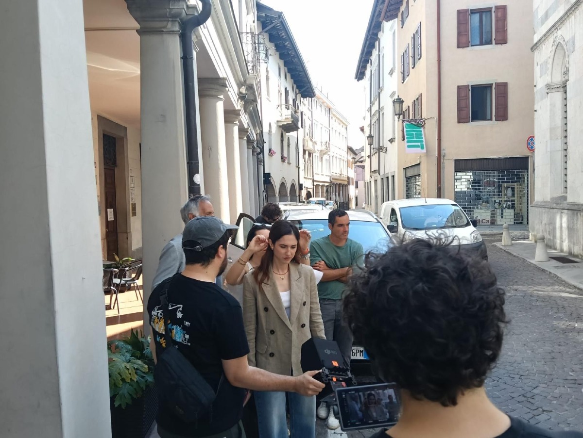Lodovica Comello torna a San Daniele per una serie social sulla filiera del prosciutto DOP