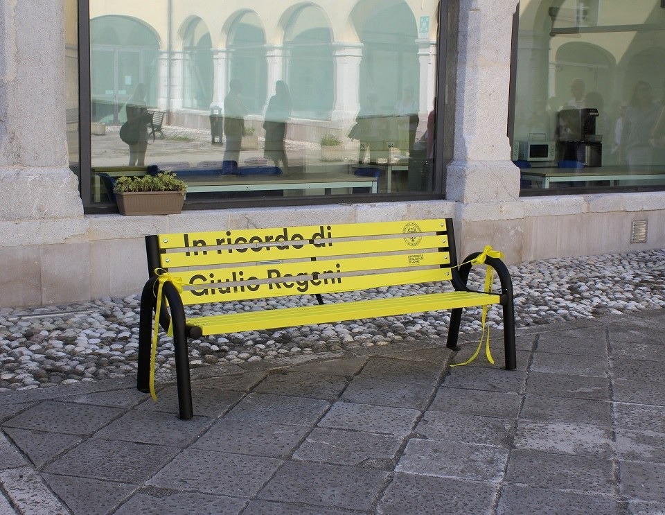 Gorizia, una panchina gialla per Giulio Regeni nel chiostro di Santa Chiara