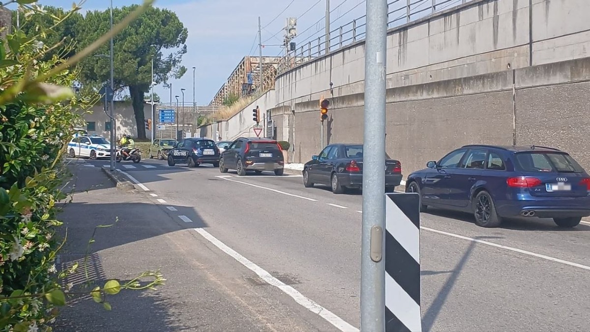 Scontro frontale tra due auto all’imbocco del ponte: traffico paralizzato