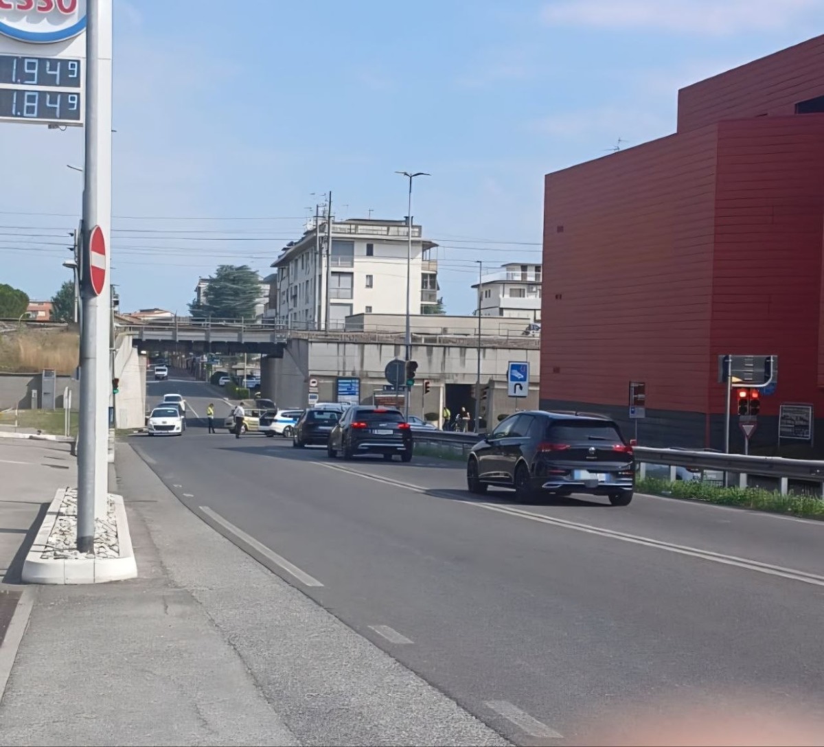 Scontro frontale tra due auto all’imbocco del ponte: traffico paralizzato