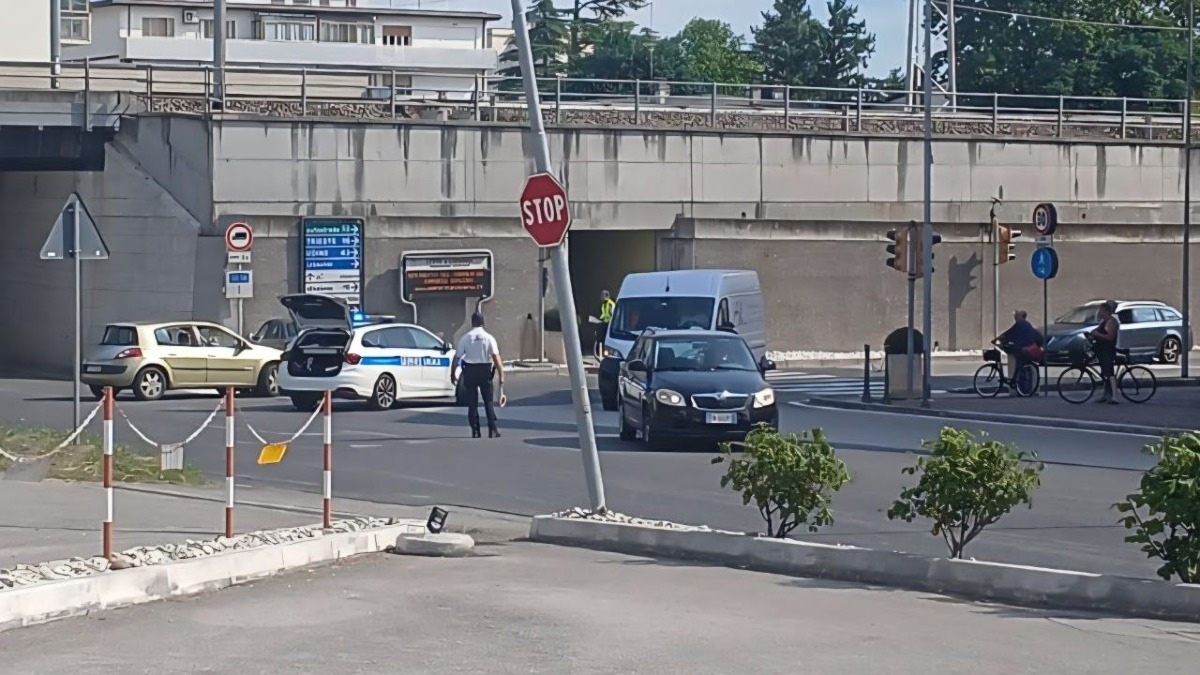 Scontro frontale tra due auto all’imbocco del ponte: traffico paralizzato