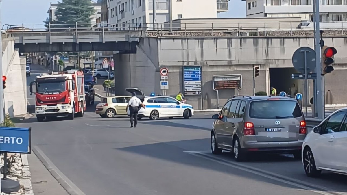 Scontro frontale tra due auto all’imbocco del ponte: traffico paralizzato