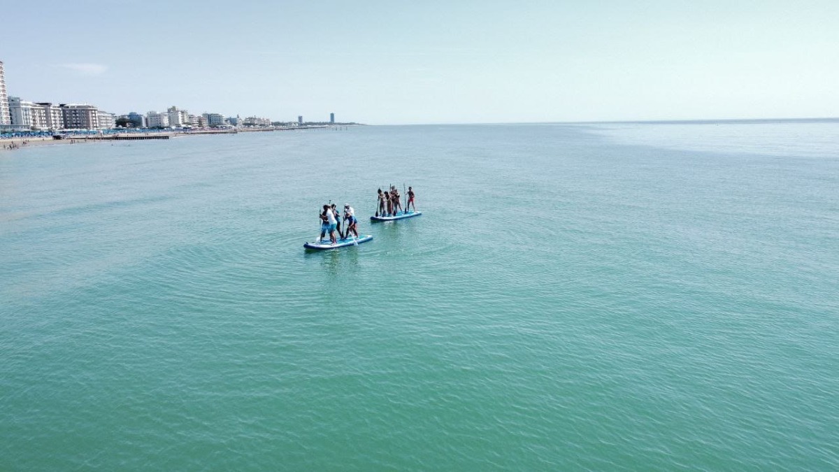 Oro Beach a Jesolo amplia l’offerta: corsi di vela e surf, yoga e shiatsu