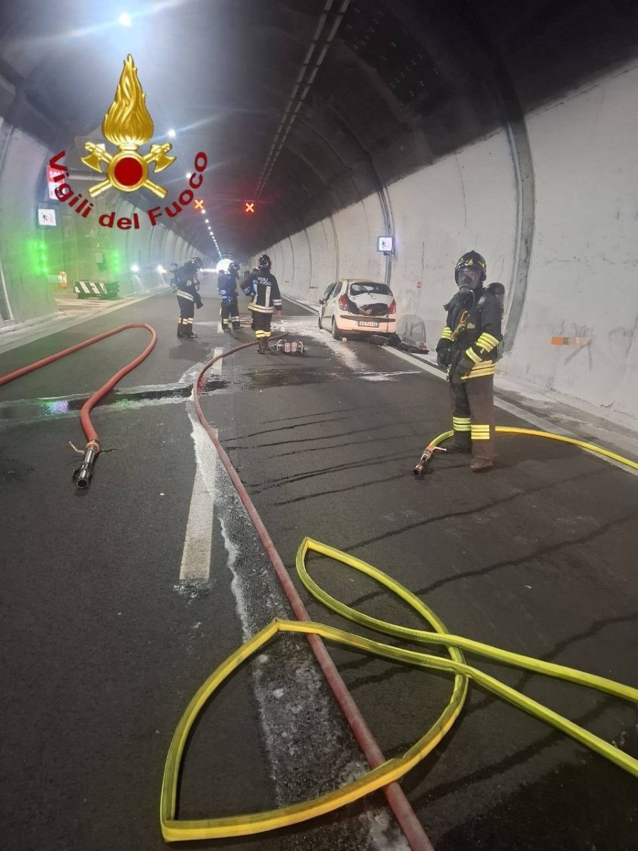Auto avvolta dalle fiamme in galleria: chiusa l’autostrada in direzione sud