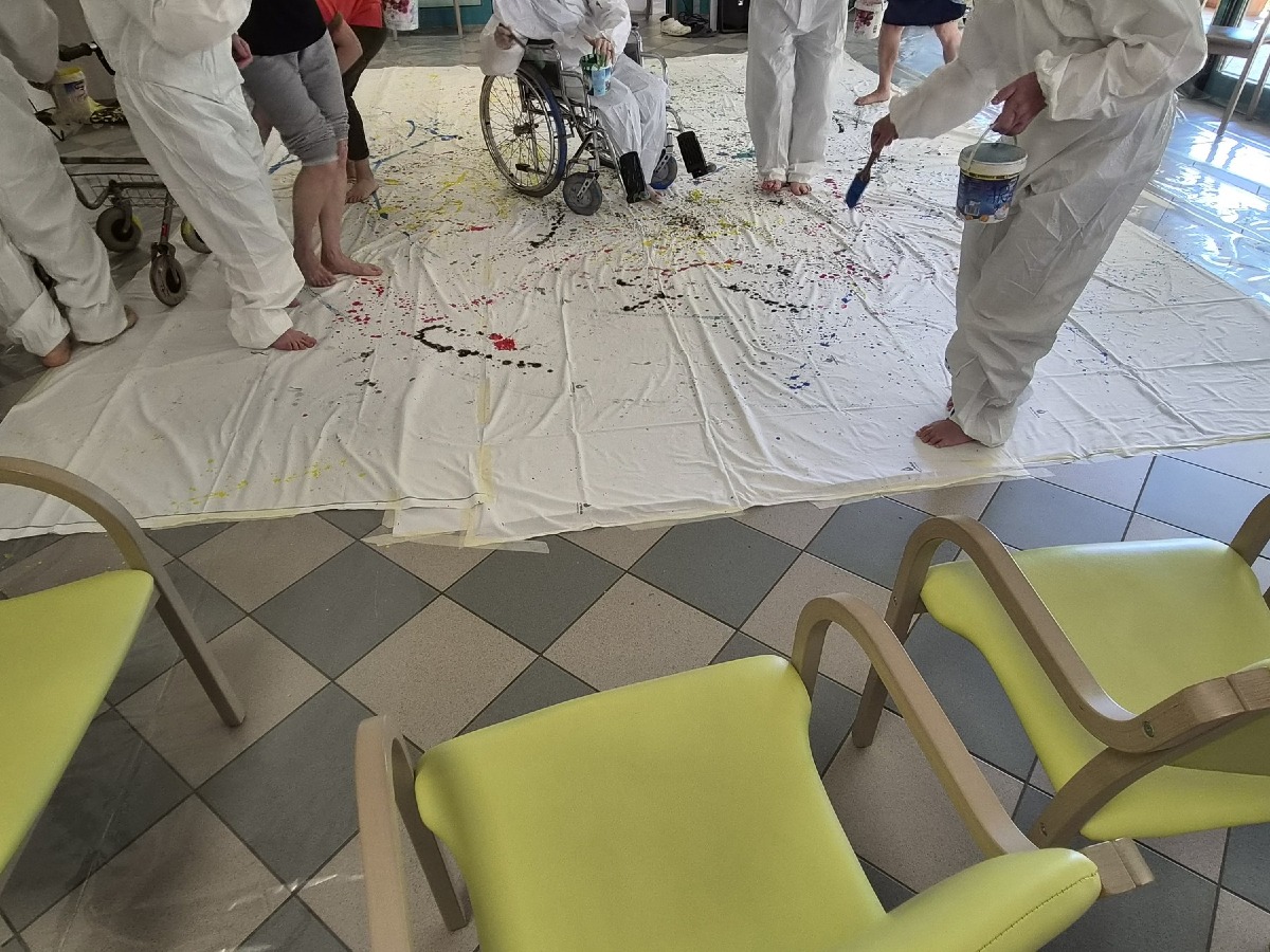 Portogruaro, alla Francescon gli anziani dipingono come Pollock: opere in mostra in