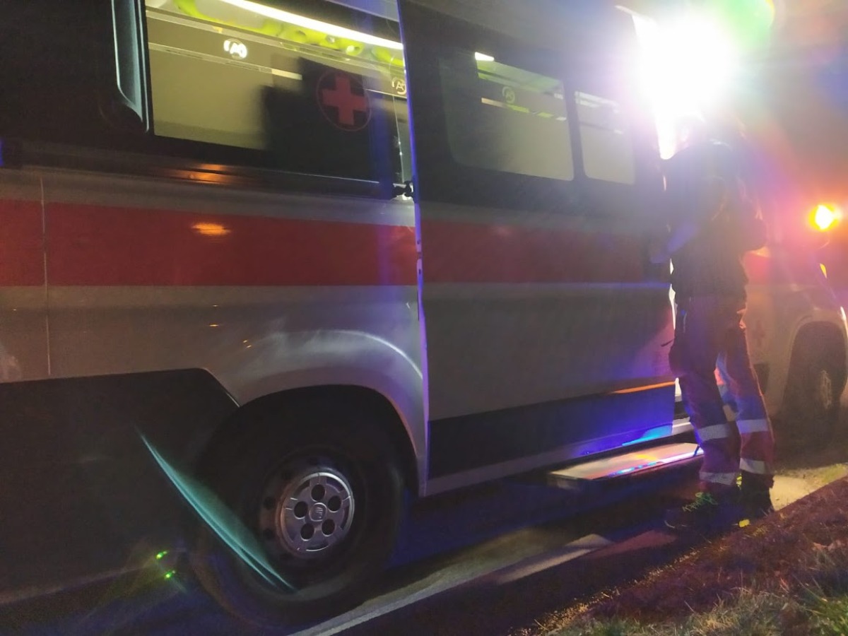 Auto invade la corsia opposta e si schianta contro un pick-up: morta una donna - 