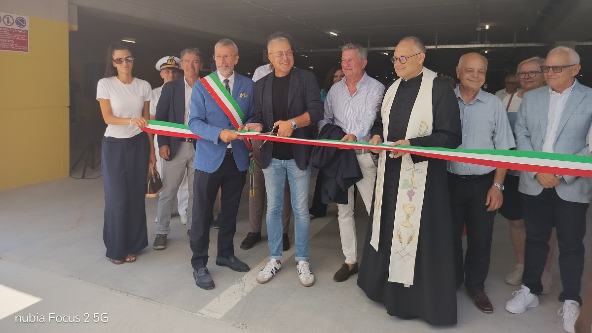 Grado, aperto il nuovo parcheggio delle Terme: 250 posti auto su due livelli - 