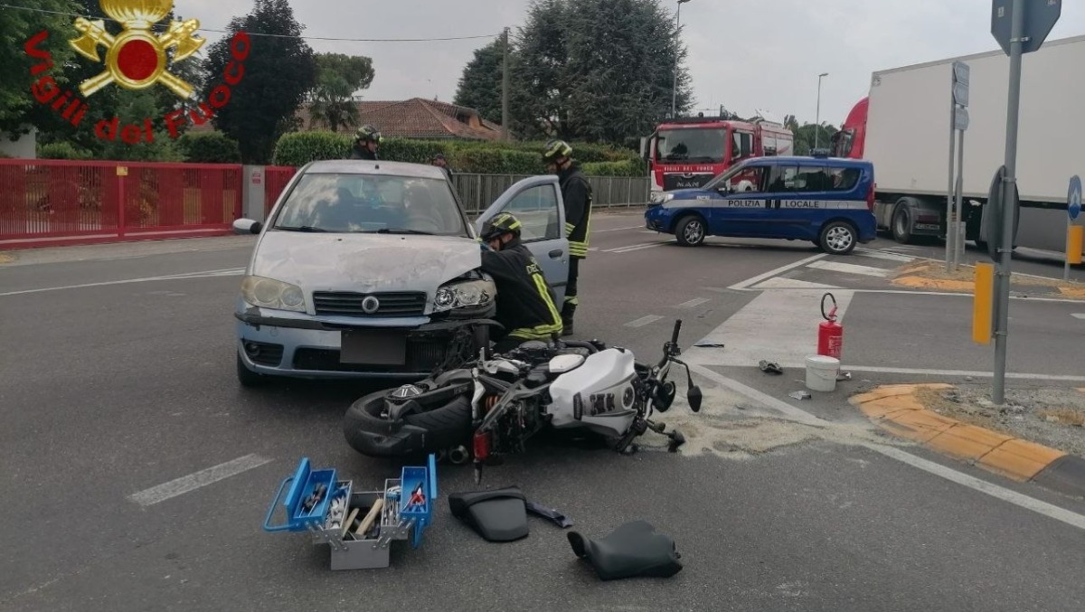 Violento scontro tra auto e moto: centauro ferito - 