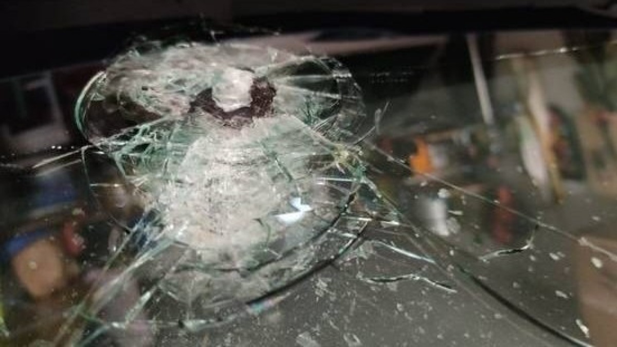 Lite furiosa, poi scaglia una pietra contro l’auto e manda in frantumi il parabrezza - 