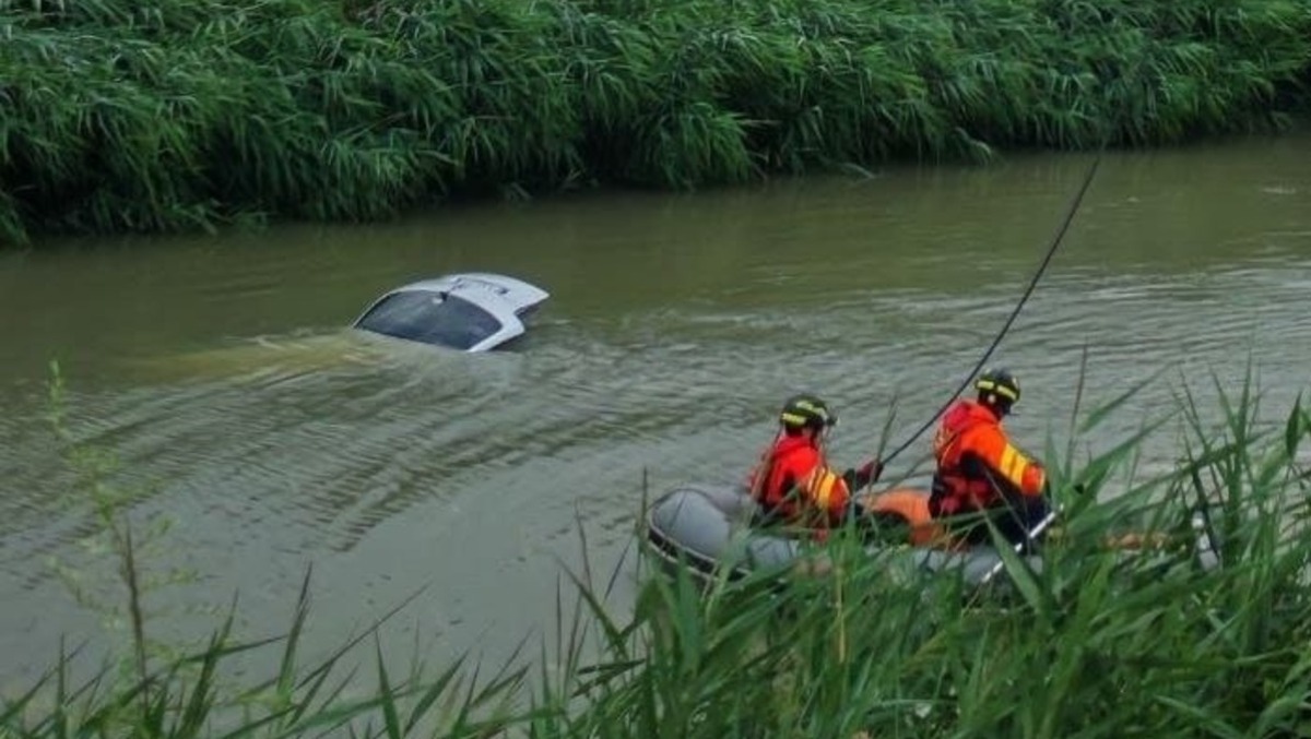 Perde il controllo dell’auto e finisce nel canale: tragedia sfiorata - 