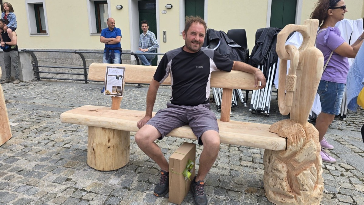 Sappada diventa atelier a cielo aperto: dieci scultori al lavoro sulle Panchine Artistiche - 