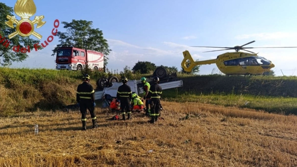 Furgone carico di operai vola fuori strada: 7 feriti, 2 lottano per la vita | FOTO - 