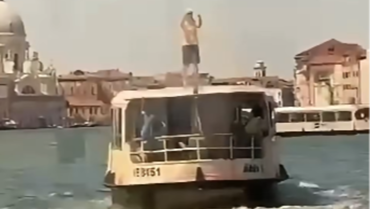 Follia nel bacino di San Marco: turista sul tettuccio del vaporetto in corsa | VIDEO - 