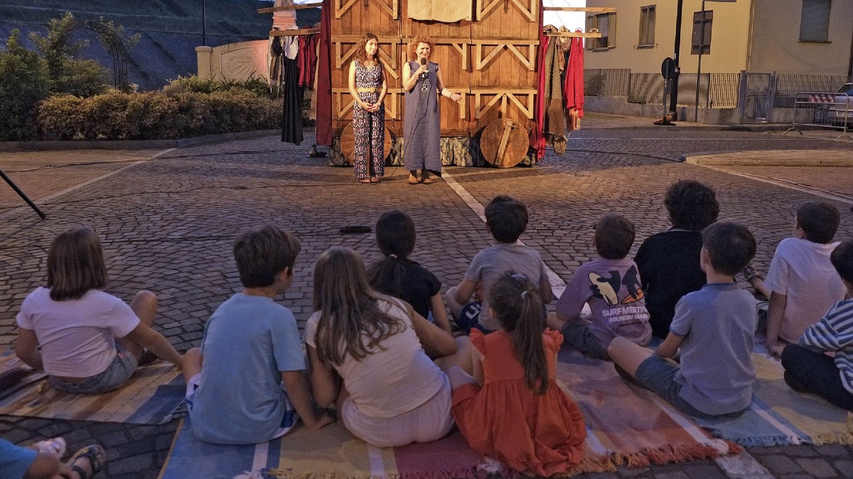 Occhiobello, piazza Matteotti piena per Furiosamente Orlando di Panta Rei - 