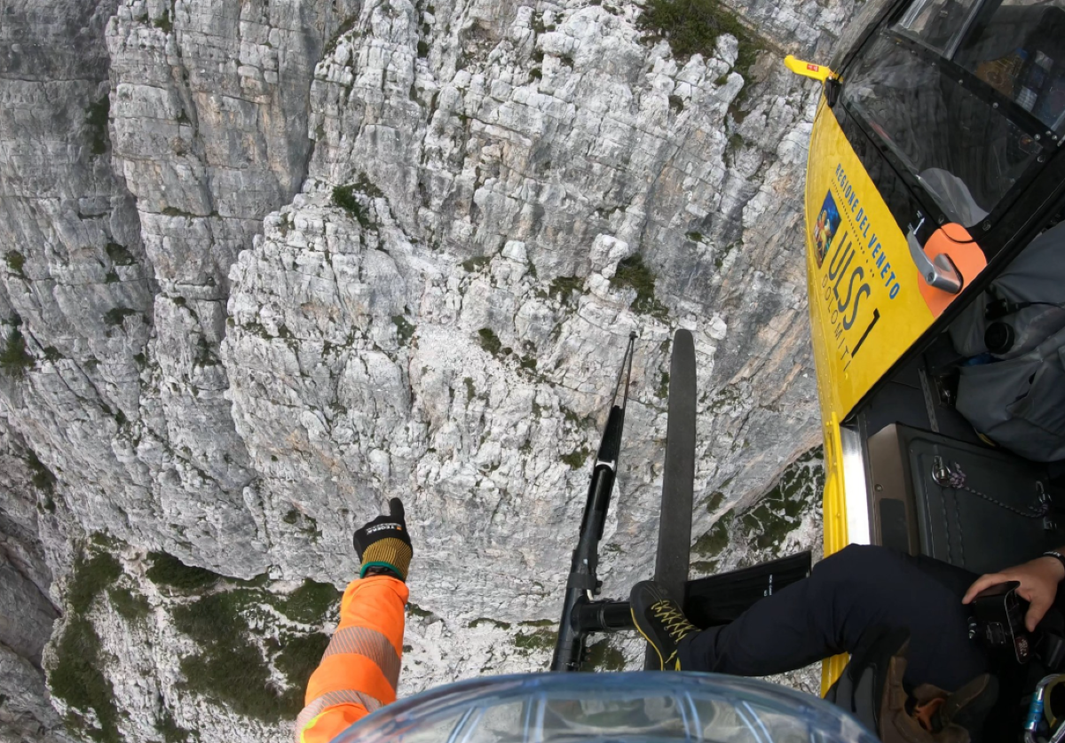 Incastrati tra le rocce e sospesi nel vuoto: alpinisti salvati sulle Dolomiti - 