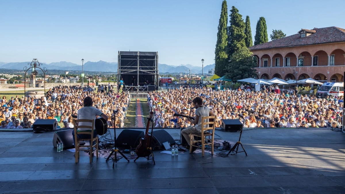 Udine, in 1.500 all’alba sul Castello per il Concerto del Risveglio con Dimartino - 