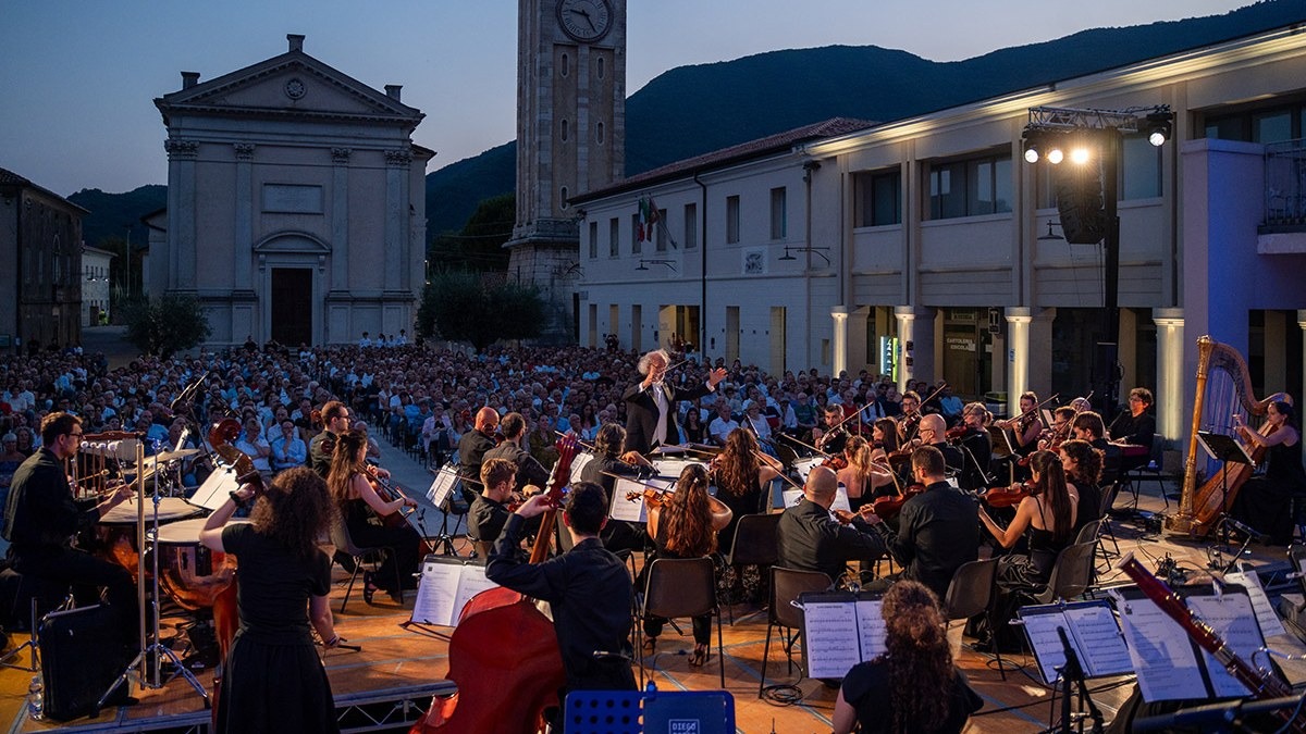 Pove del Grappa, oltre mille persone per l’omaggio a Ennio Morricone in piazza - 