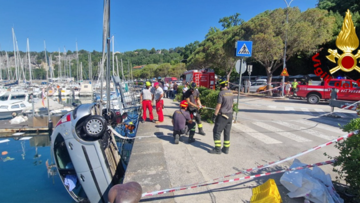 Auto con quattro giovani a bordo finisce in mare | VIDEO - 