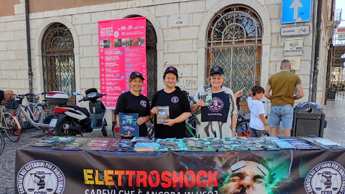 Pordenone, stand in piazza Cavour contro l’elettroshock: distribuiti oltre 800 volantini - 