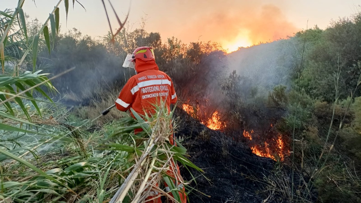 Incendi in Friuli: roghi ancora attivi tra Andreis, Tramonti di Sopra e Forni di Sotto - 
