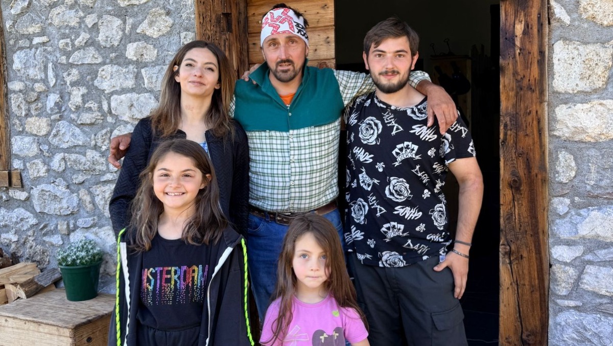 Nuova gestione per Malga Tragonia: una famiglia si trasferisce in quota a Forni di Sopra - 