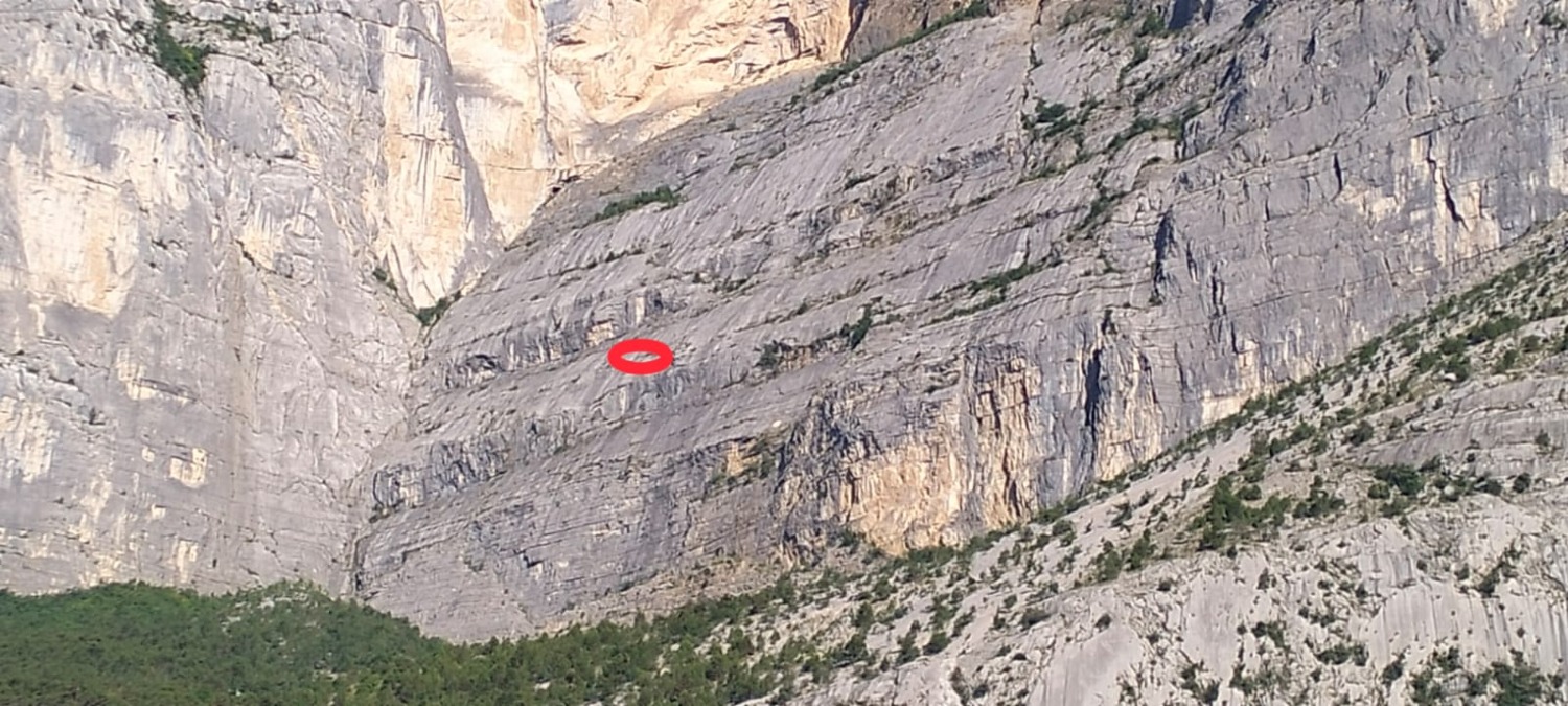 Paura sul Monte Brento: base jumper rimane impigliato in parete - 
