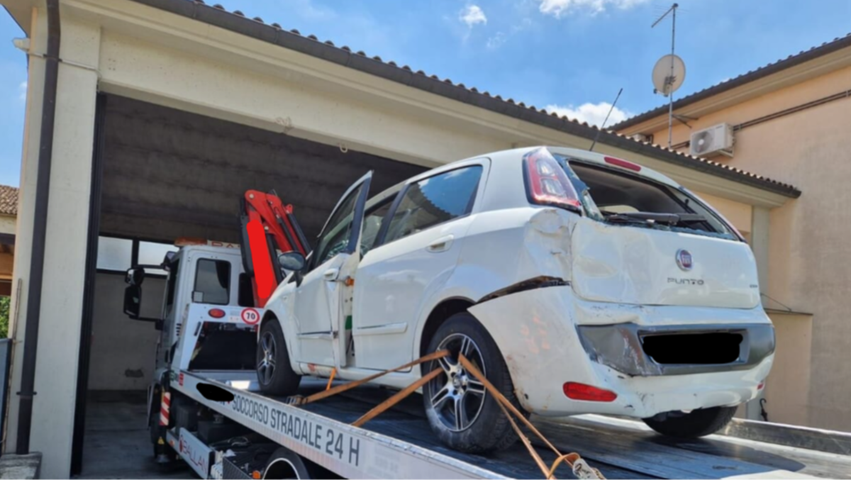 Scende dall’auto per aprire il garage, ma non tira il freno a mano: 50enne schiacciata dal veicolo - 