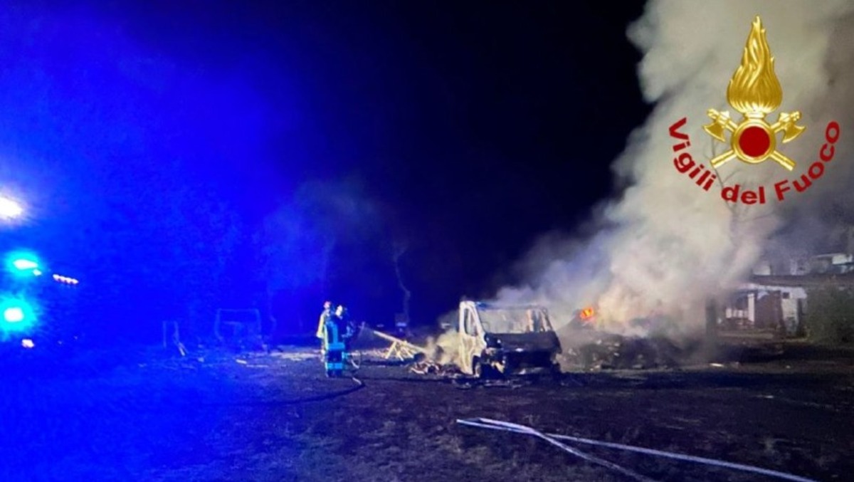 Isola Verde, fiamme ed esplosioni nella notte: tre camper distrutti dall’incendio - 